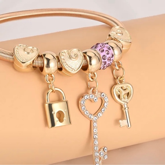 ✨ Lock & Key Charm Bracelet - Picture 5 of 5